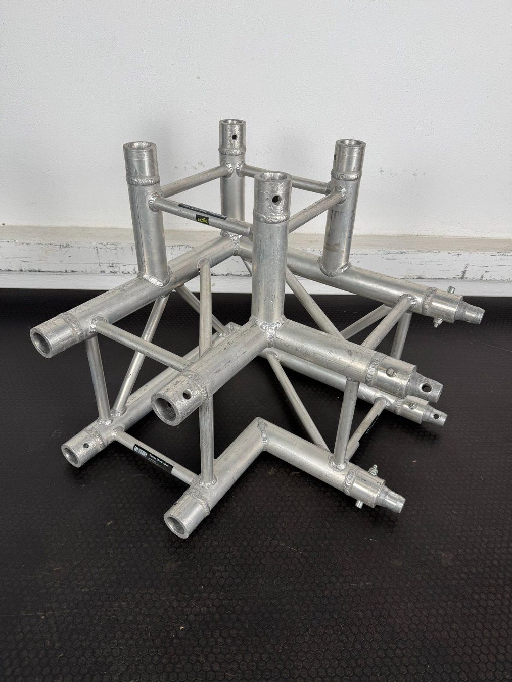 Tralicci: Eurotruss FD34 90° + down Ecke – Usato da Buchs AG venduto da N-joyEvents