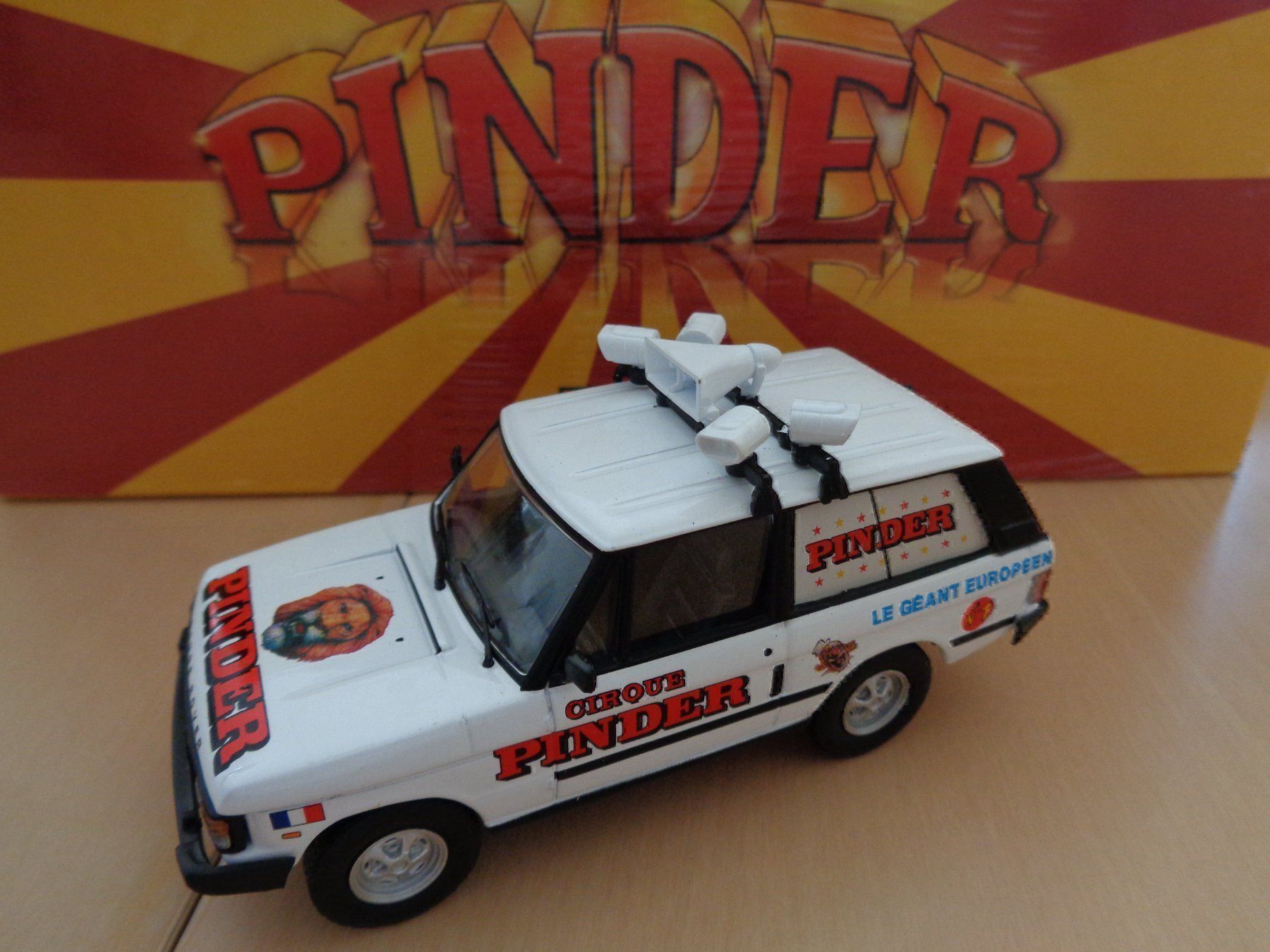 Land Rover Modellini d'auto: Altaya 1:43 Range Rover cirque Pinder – Nuovo e nell'imballaggio originale da Reconvilier venduto da rallycar