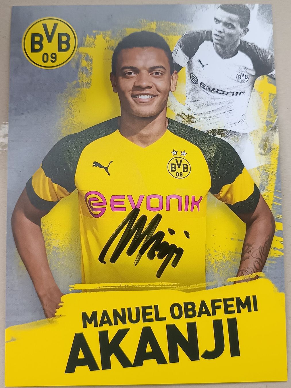 Autografi: Manuel Akanji -  handsigniert BVB - Saison 18/19 - Dortmund – Usato da Menziken venduto da Artographs
