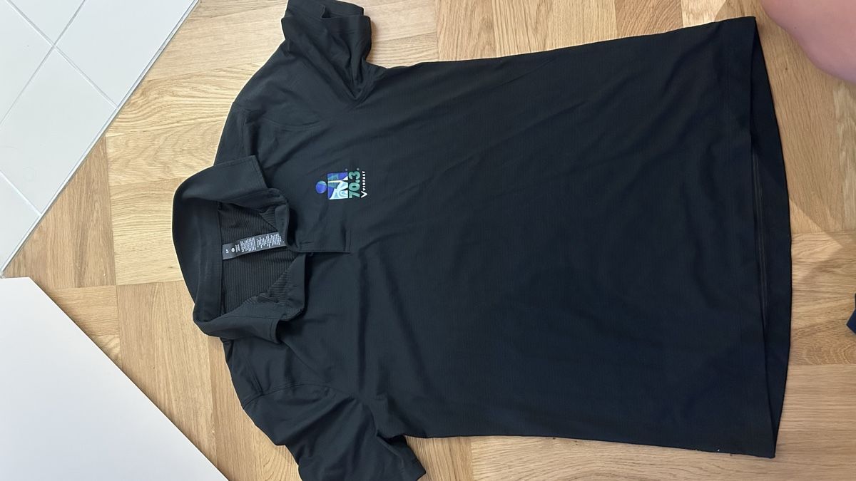 Lululemon Magliette Polo: Lululemon Ironman polo tshirt – Nuovo (secondo la descrizione) da Zürich venduto da gol_zrr2 1