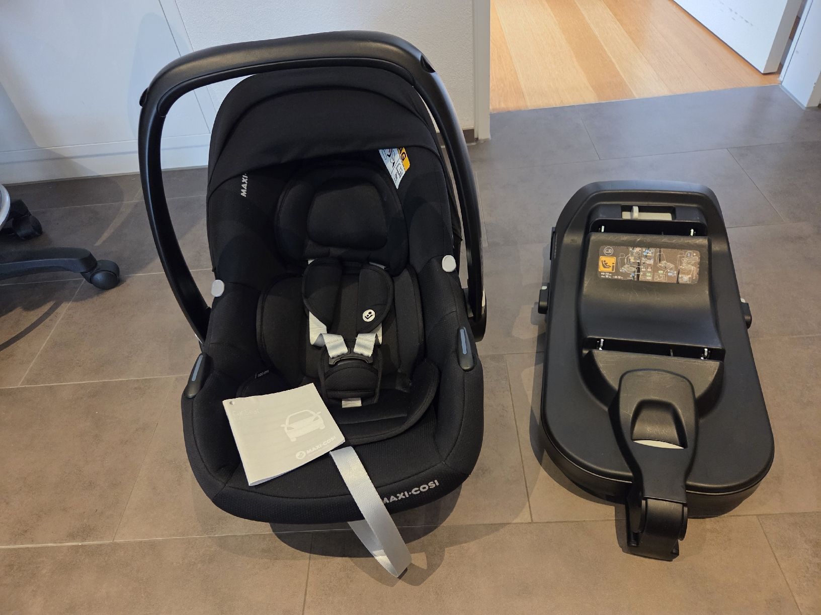 Maxi-Cosi Seggiolini per auto: Maxi-Cosi Cabriofix i-Size Base Schwarz 2024 – Usato da Grabs venduto da FrauB