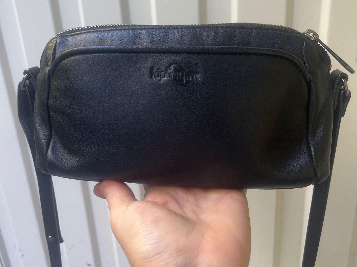 Kipling Taschen für Damen: Original Kipling Leder-Umhängetasche Schwarz 23x14 cm – Gebraucht aus Möhlin von mil_h55x