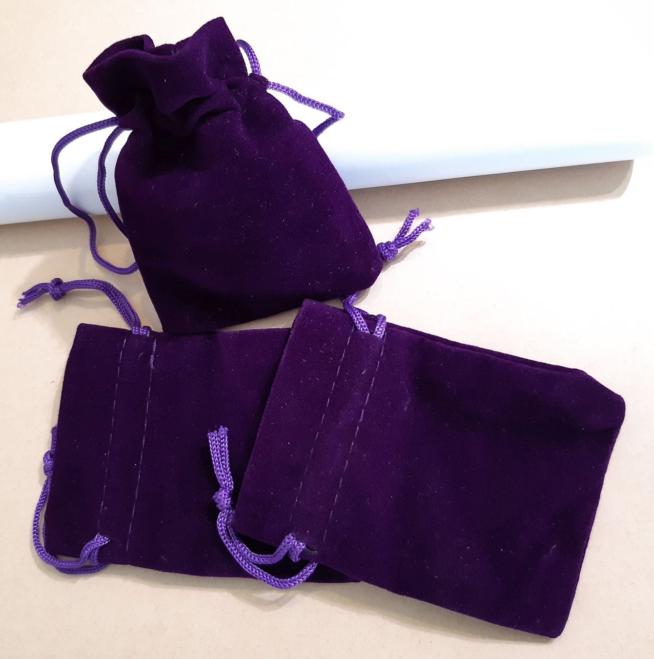 Borse: 3 Stück Violette Schmuckbeutel aus Samt 7x9 cm – Nuovo e nell'imballaggio originale da St. Margarethen TG venduto da ursk10