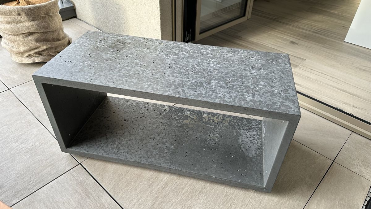 Tavoli: Modern Concrete Side Table with Open Compartment – Usato da Herrliberg venduto da mykee5