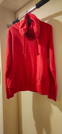Roter Winter-Pulli mit Kragen, Grösse M - Warm & Top!