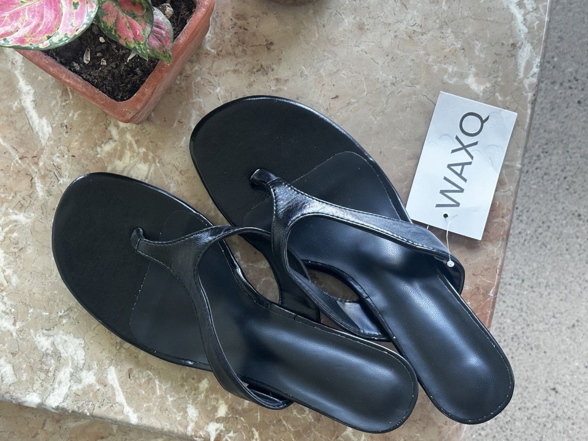 Damenschuhe: Sandalen mit Absatz schwarz Grösse 42 neu – Neu und originalverpackt aus Schlieren von axe_nr8f 1