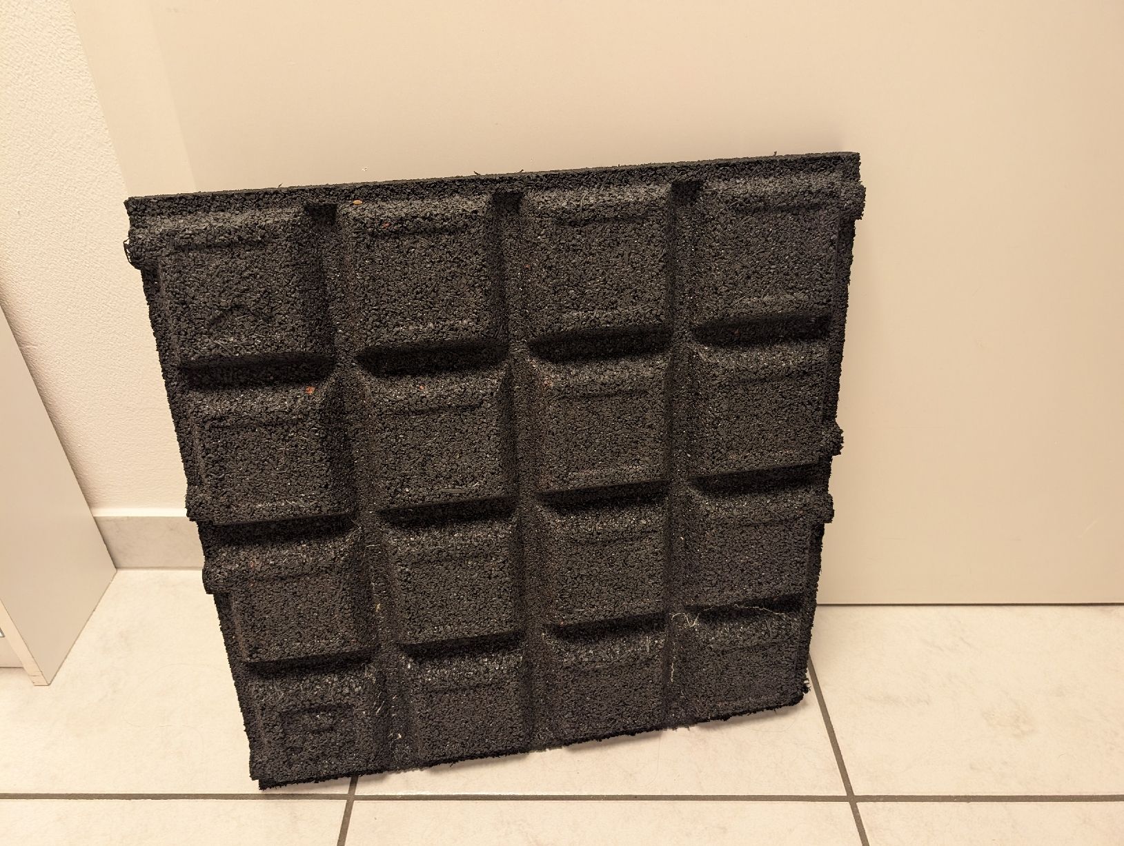 Bodenbeläge: 39 Fallschutzmatten schwarz 50x50x4.5 cm – Gebraucht aus Altendorf von fel_l2gr 1