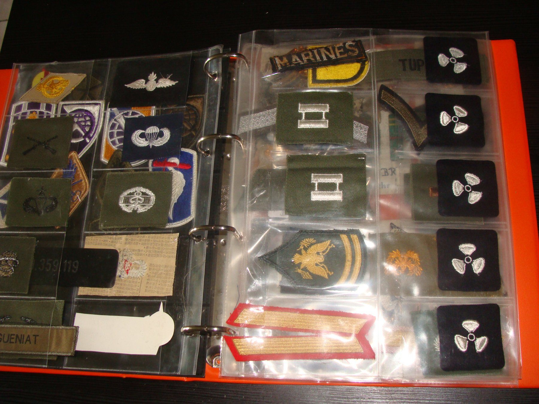 Plaketten & Abzeichen: Militaire, classeur remplit de badges et insignes divers. – Gebraucht aus Cuarny von hen_g7hn 4
