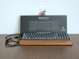 Keychron K4 V2 mit Handgelenkstütze aus Holz