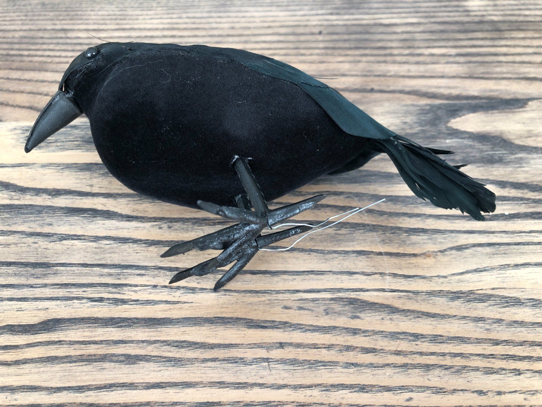 Deko-Krähe Für Garten – 37 Cm Große Vogelscheuche Aus Kunststoff Mit Stab – Schreckt Vögel Ab & Dekoriert