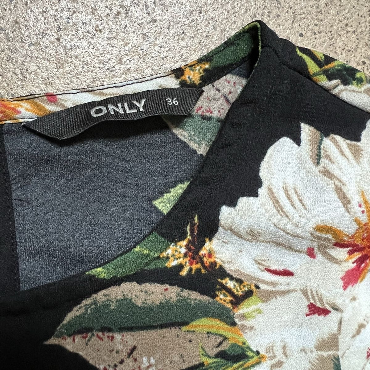 Only T-shirts: ONLY T-Shirt 🖤 – D'occasion à Zürich par ClosetQueen 7