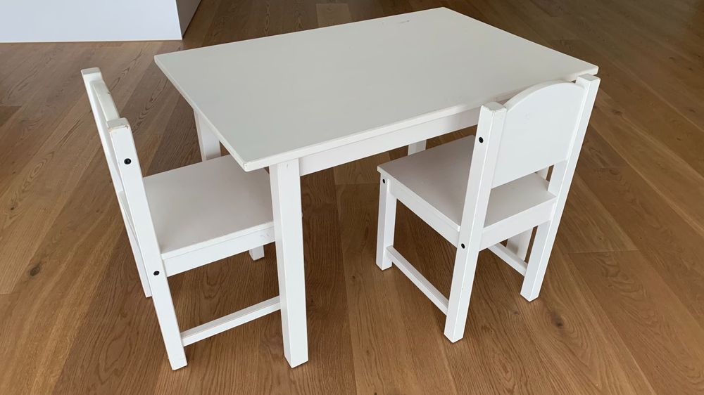 Kindertisch mit zwei Stühlen (IKEA) Kaufen auf Ricardo