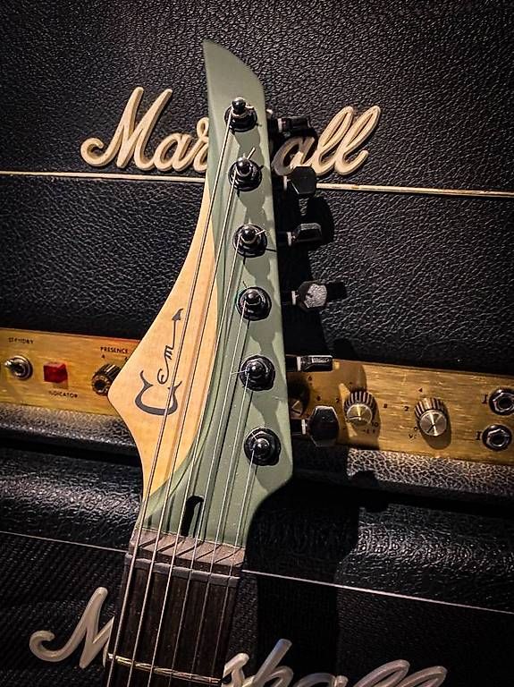 Musikinstrumente: CEM Guitars Trigger – Gebraucht aus Montreux von Alligator-AMPS 4