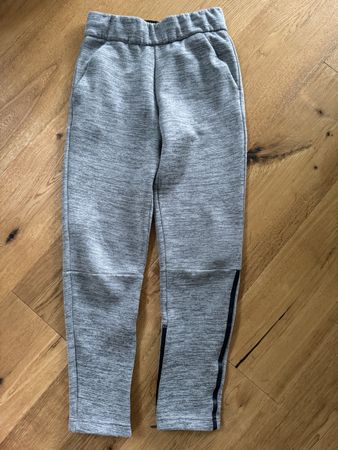 Adidas‘ Trainerhose, 152
