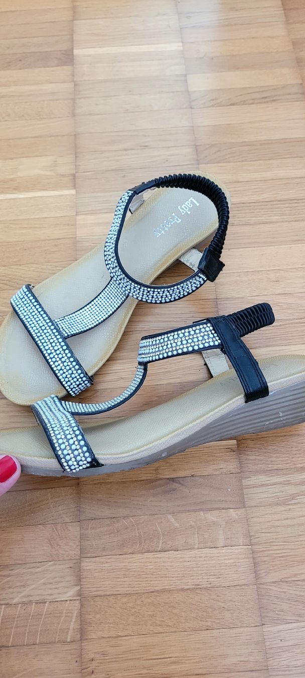 Damenschuhe: Sommer Sandale mit Strass, Gr. 38, neuwertig – Neu (gemäss Beschreibung) aus Emmenbrücke von gatasalvache 1