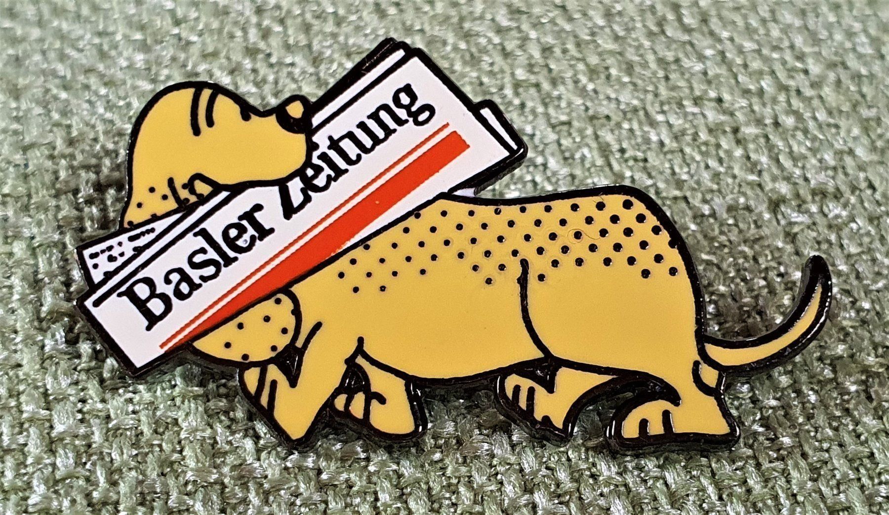 Plaketten & Abzeichen: E526 - Pin Basler Zeitung Hund Dackel – Gebraucht aus Reinach BL von Boston-Verkauf