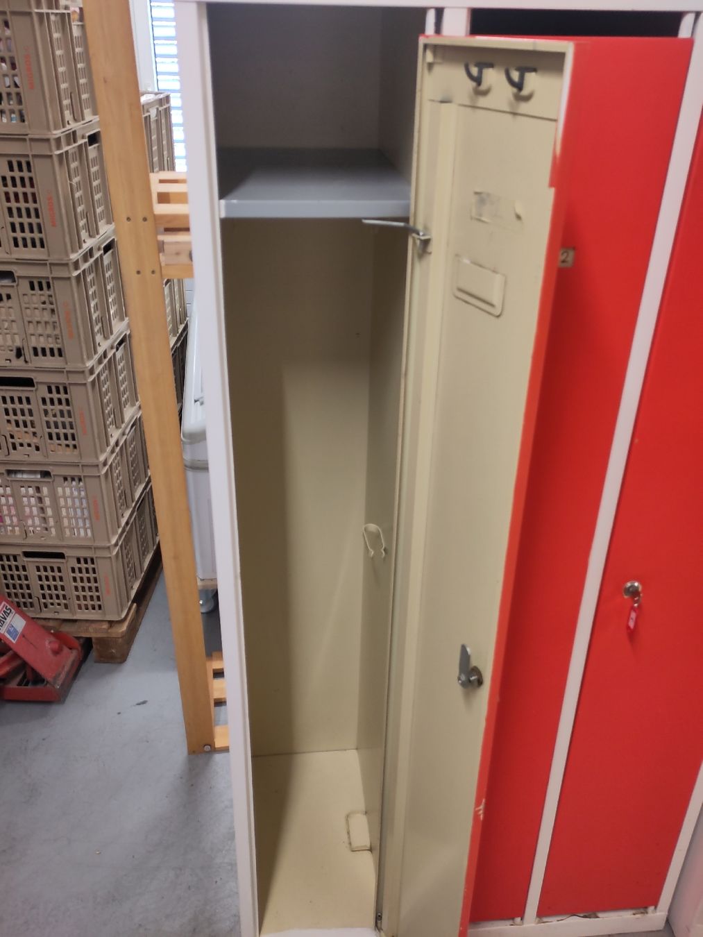 Armadi: Garderobenschrank/ Spind rot lackiert – Usato da Pratteln venduto da Cartonsducoeur_bl 2