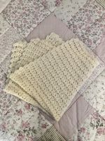 Handarbeit: Gehäkelte Babydecke aus Kaschmir- u. Merinowolle