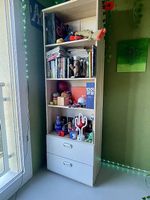 Kleiderschrank und Bücherregal