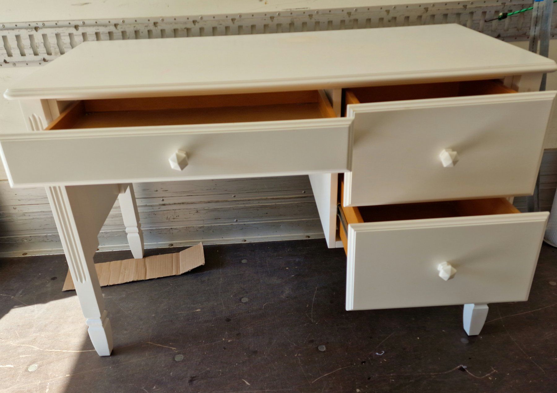 Scrivanie: White Desk with 3 Drawers in good Condition – Usato da Killwangen venduto da bmy_5rtt 2