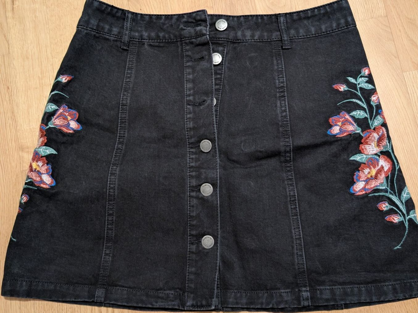 Gonne: Schwarzer Jeansrock mit Stickerei - Gr.M – Usato da Schönenwerd venduto da sal_75dx