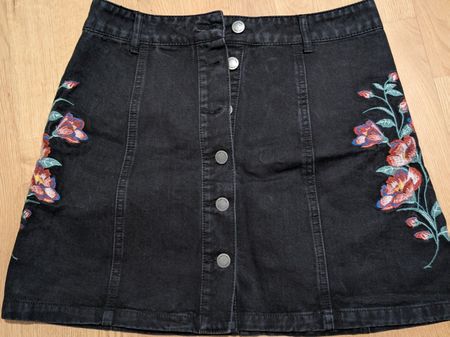 Schwarzer Jeansrock mit Stickerei - Gr.M