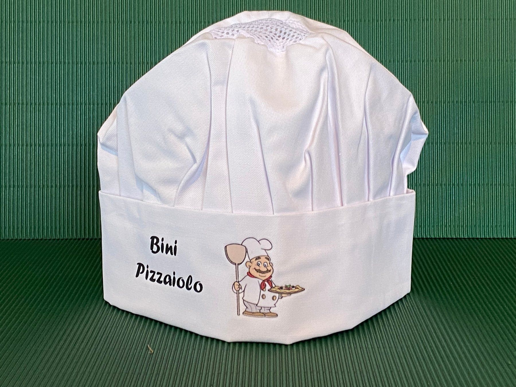 Copricapi, berretti & cappellini: Profi-Kochmütze "Bini Pizzaiolo" – Nuovo (secondo la descrizione) da Egg SZ venduto da irbaku