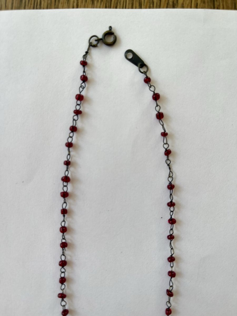Colliers: Collana lunga con perline rosse in plastica e catena brunita – D'occasion à Zürich par glo_v2mf 1