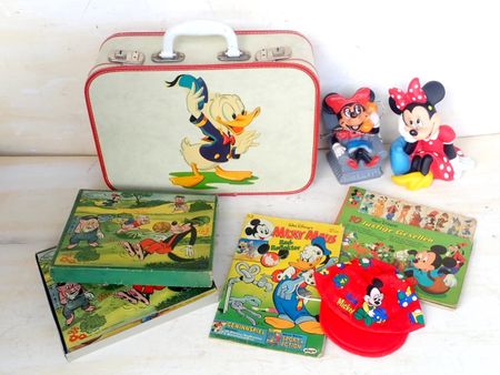 Walt Disney Spielzeug Buch Spardose Vintage Koffer Mütze Cap
