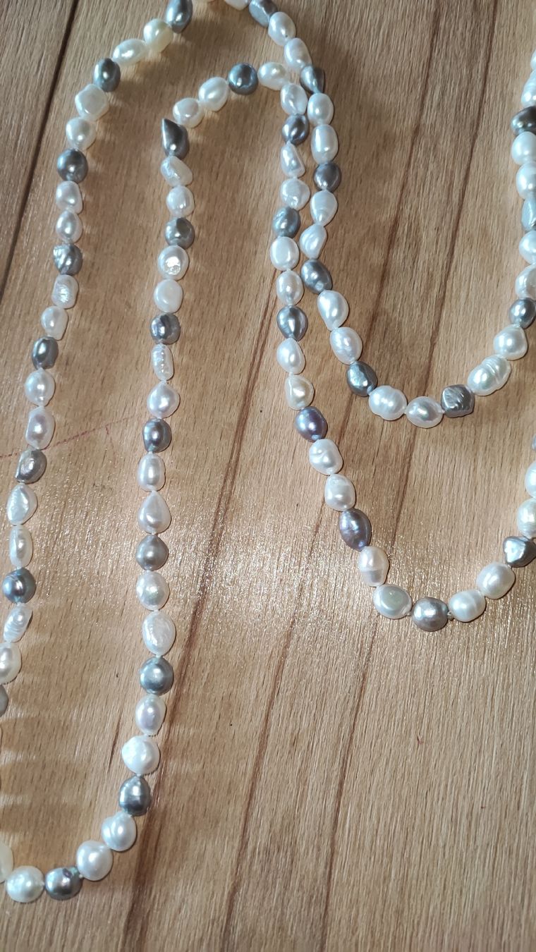 Ketten: Elegante Perlenkette, weiss & grau, sehr lang – Neu und originalverpackt aus Gstaad von Kunst1996 5