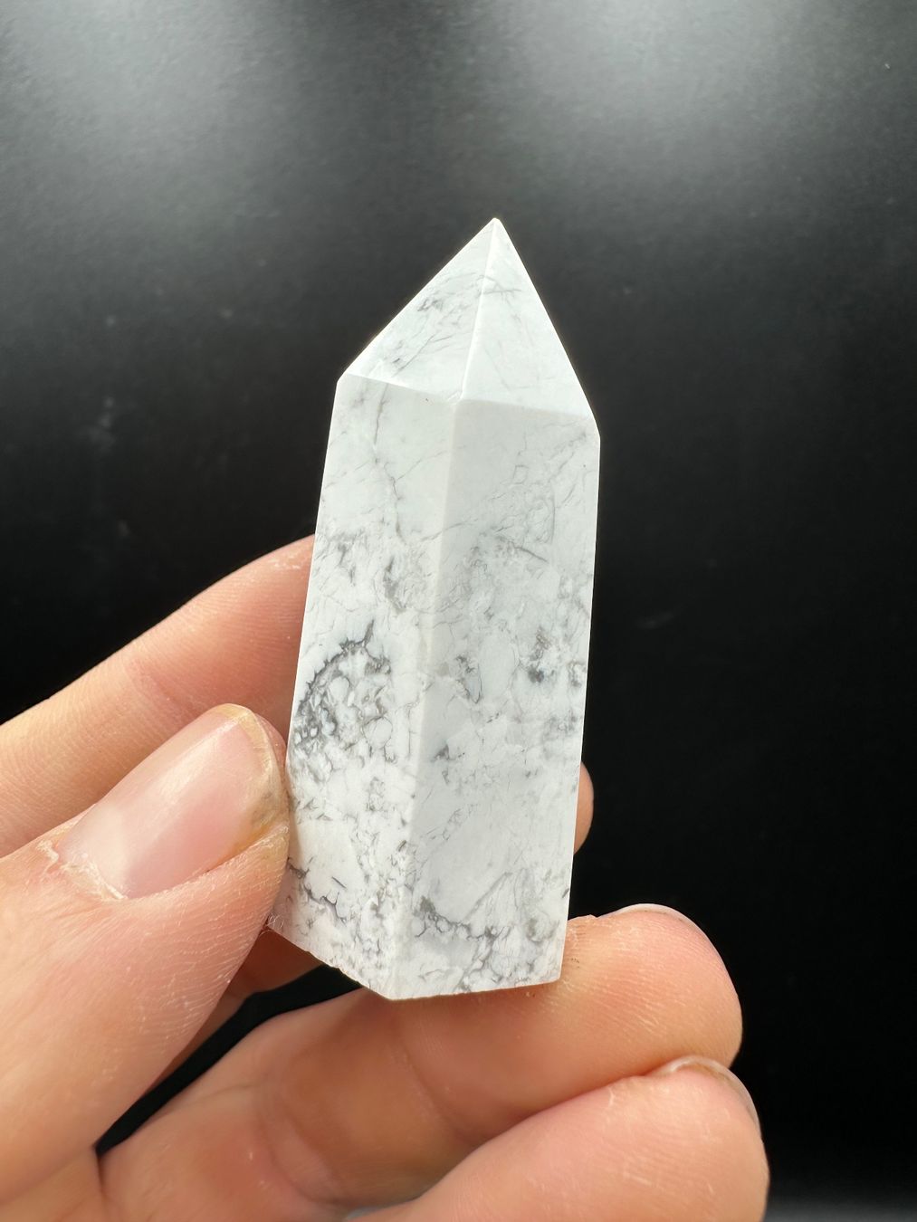 Minerali & Pietre curative: Weisser Howlith Obelisk, Spitze – Nuovo e nell'imballaggio originale da Männedorf venduto da Handschmeichler 1