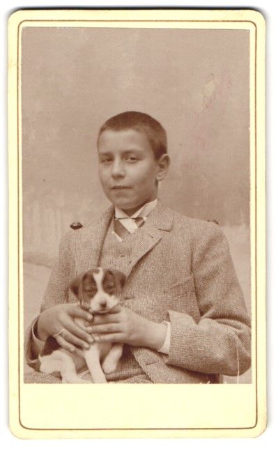 Fotografie & Manifesti: Fotografie Bursche mit Welpe, Hundewelpe – Usato da Berlin venduto da bartko-reher