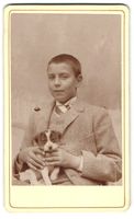 Fotografie Bursche mit Welpe, Hundewelpe