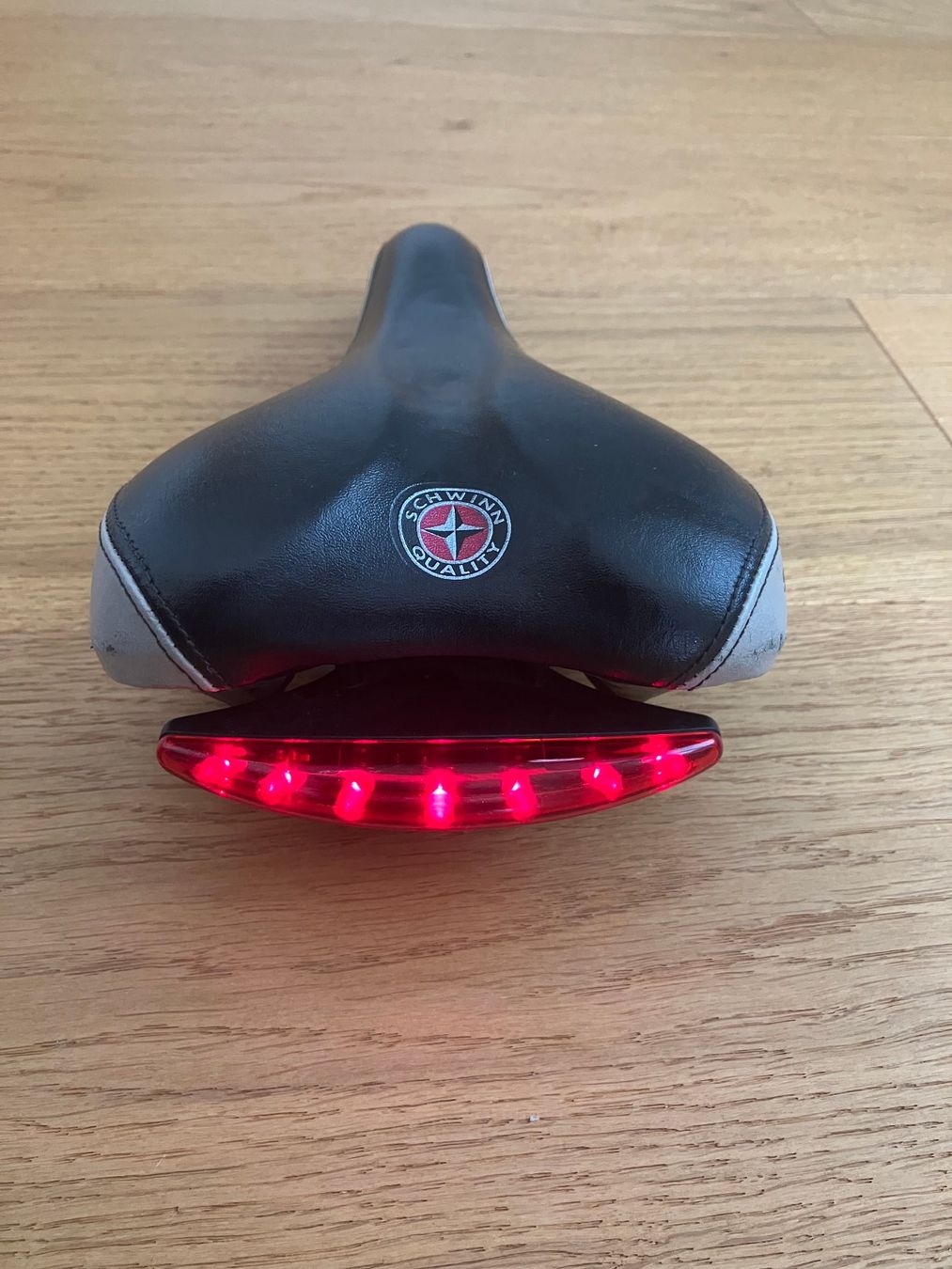 Pezzi di ricambio: Schwinn Sattel mit LED Beleuchtung – Usato da Obermumpf venduto da Estrela67 4