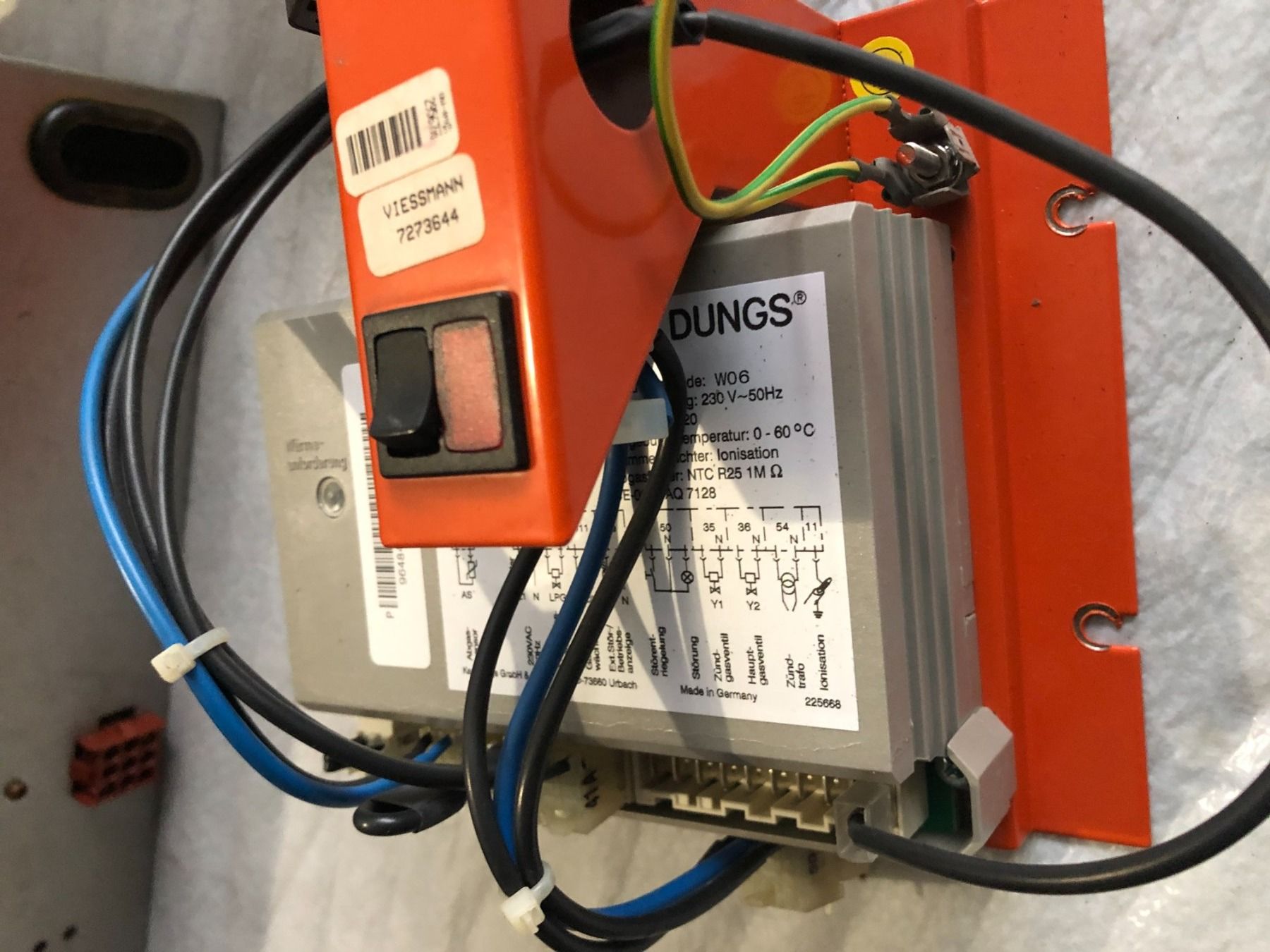 Viessmann Radiatori: Viessmann Gasfeuerungsautomat – Usato da Basel venduto da peterfalk 1