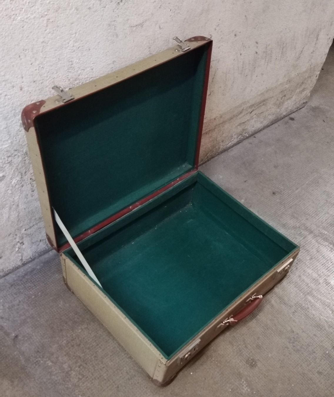 Cassapanche: Coffre doré pour accordéon – Usato da Vevey venduto da Djporradao 4