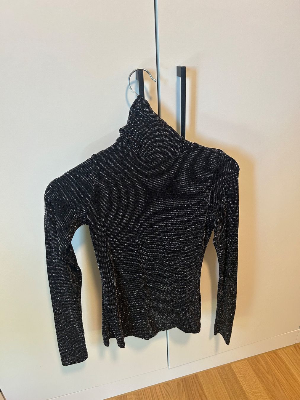 H&M Pullover & Sweatshirts: Rollkragenpullover mit Glitzer Print schwarz Grösse S H&M – Gebraucht aus Zürich von Dailychic