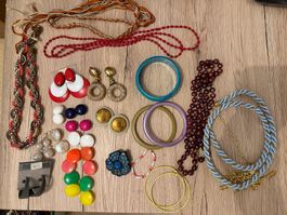 Grosses Schmuckpaket:  Ohrringe, Ketten, Armreifen……….