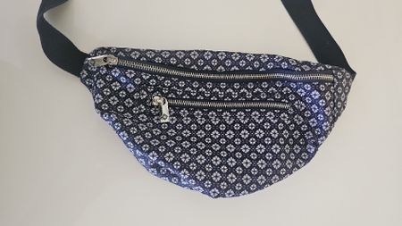 Bauchtasche dunkelblau mit weissem Muster 