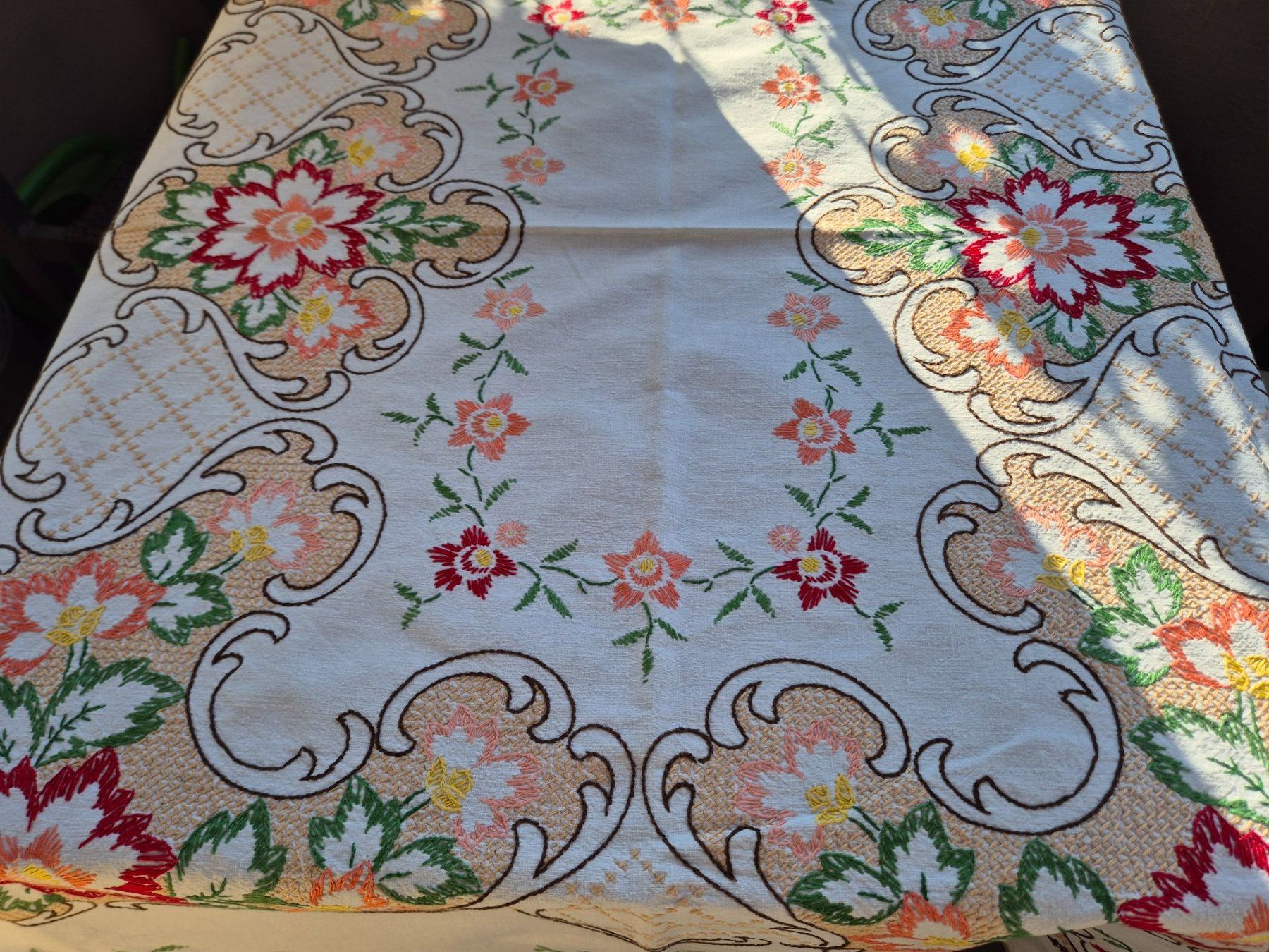 Altra biancheria da tavola: Tischdecke bestickt Blumenmuster , Handarbeit – Usato da Bern venduto da aronari
