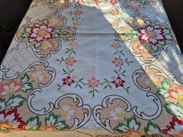 Tischdecke bestickt Blumenmuster , Handarbeit