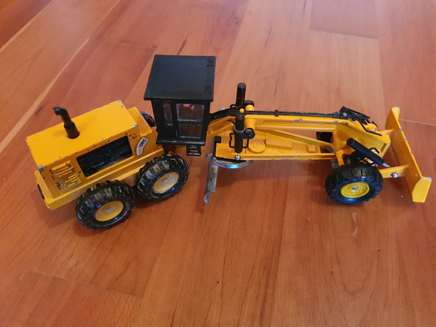 Majorette Modellini d'auto: Majorette Niveleuse Baumaschine im Massstab 1:40 – Difettoso da Triesen venduto da platzproblem1 2