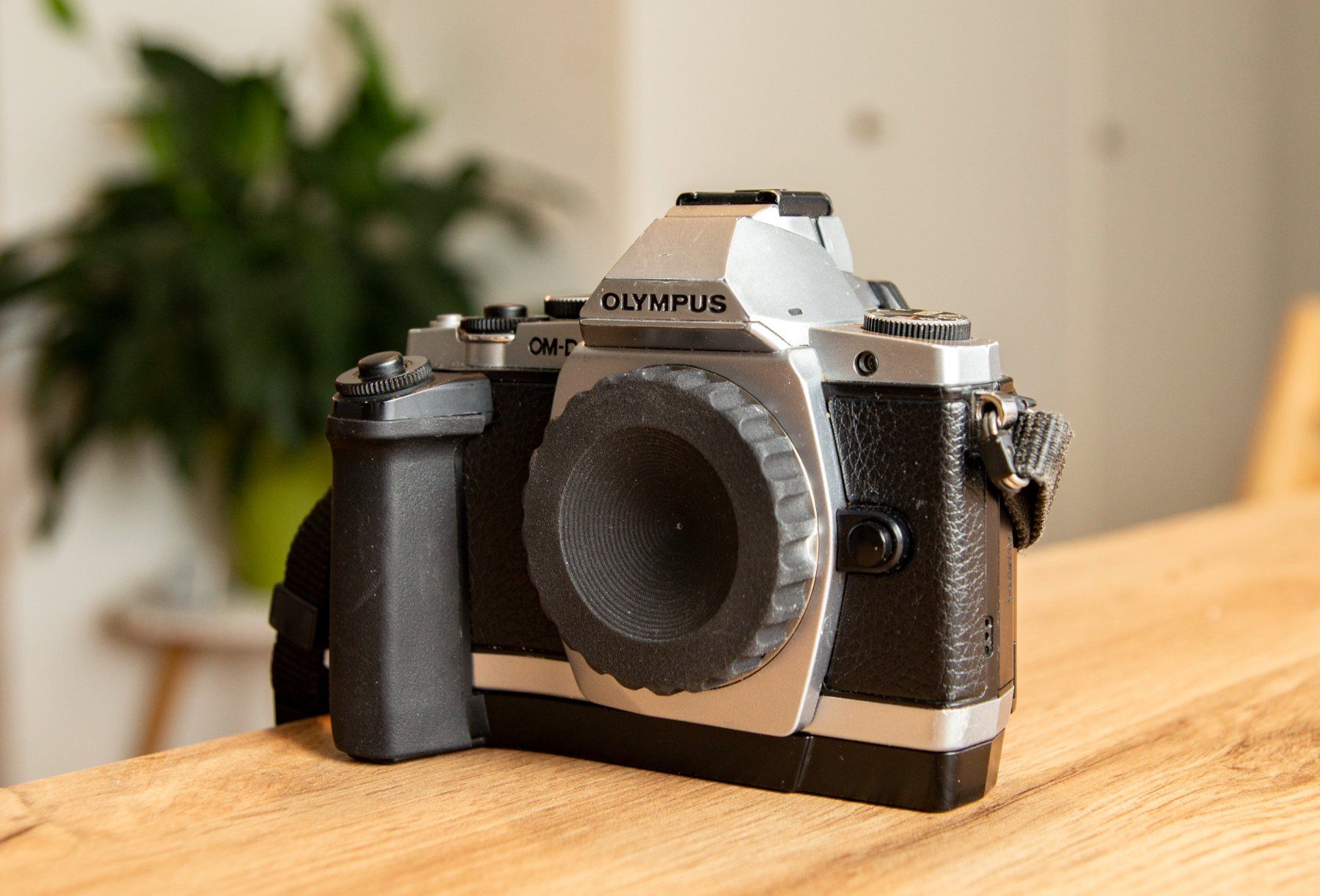Olympus Fotocamera: Olympus E-M5 + HDL-6 Vertical Grip – Usato da Zürich venduto da  4