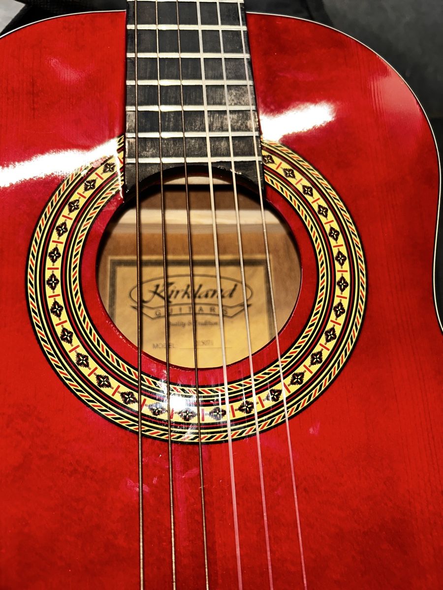 Musikinstrumente: Kindergitarre Kirkland rot – Gebraucht aus Basel von BAD-1 4
