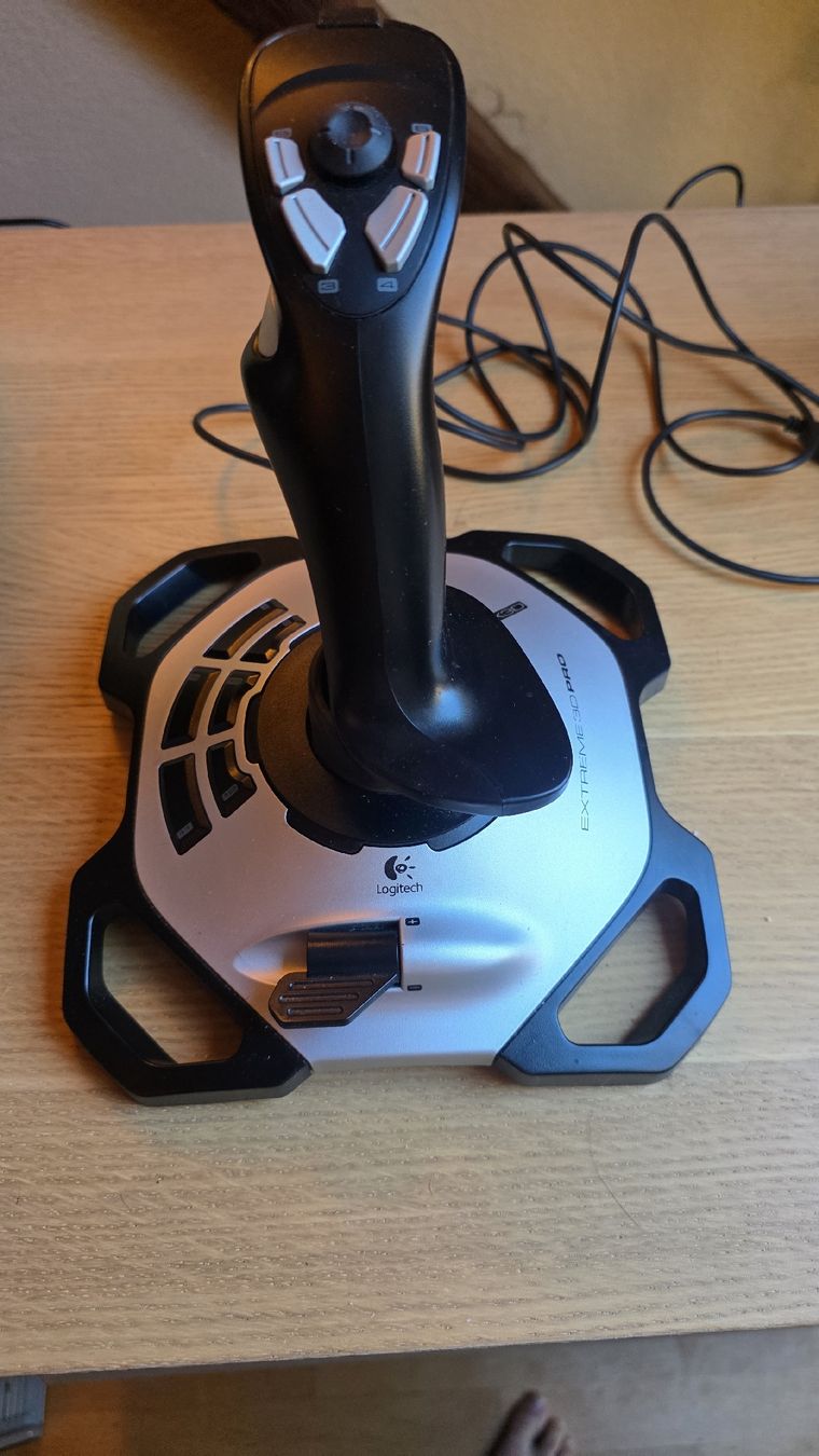 Logitech Controller: Joystick Logitech Extreme 3D Pro noir et argent  – Usato da Morrens VD venduto da Michmich1053