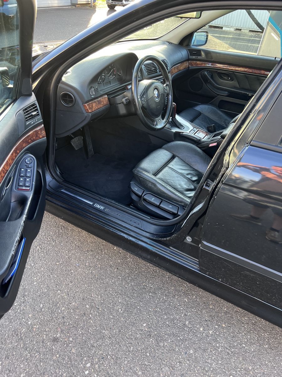 BMW Automobili: BMW 528i E39 Touring schwarz – Usato da Laufen venduto da andsan 1