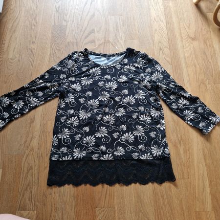 Schönes Damen-Shirt mit Blumenmuster, Grösse S, OVS
