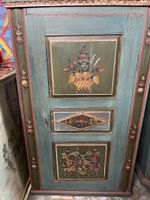 Antiker bemalter Bauernschrank