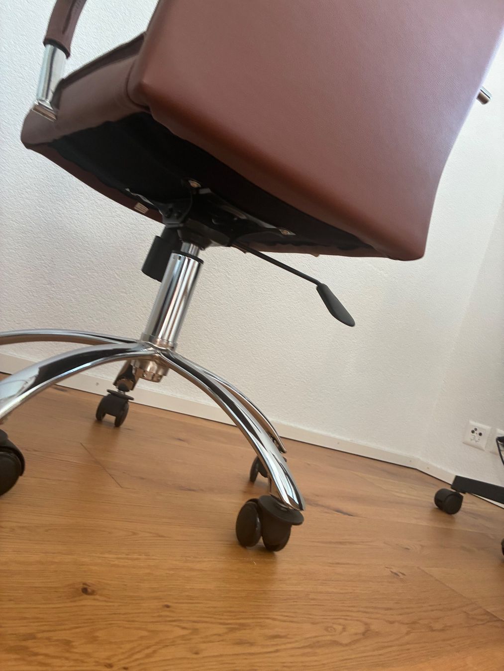 Sedie a rotelle: Bürostuhl aus Leder – Usato da Dielsdorf venduto da aid_6lk7 2
