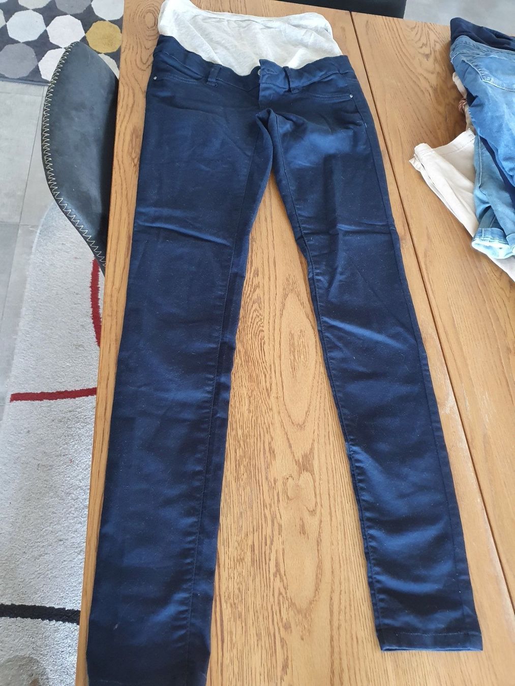 Lotti di vestiti: lots de pantalon de grossesse – Usato da Cheseaux sur Lausanne venduto da pan_skd5 3